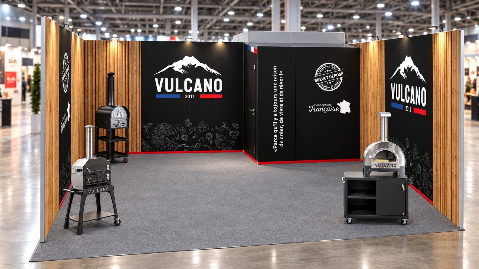 Vue du stand Vulcano depuis l'allée, avec trois fours et une réserve au fond à droite