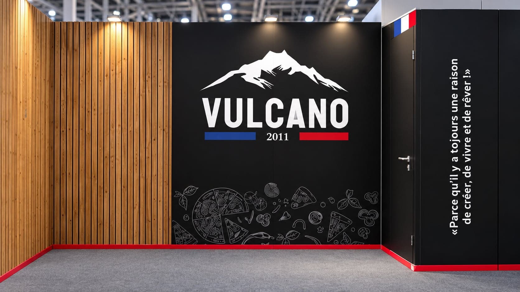 Détail des panneaux graphiques du stand Vulcano, logo blanc, motif bois et liseré rouge