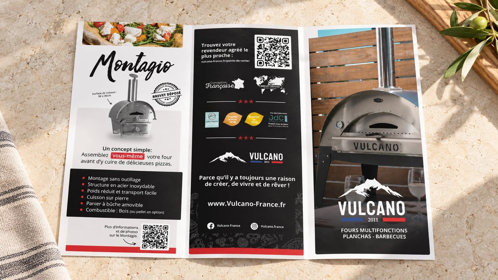 Face extérieure du dépliant Vulcano ouverte sur ses trois volets