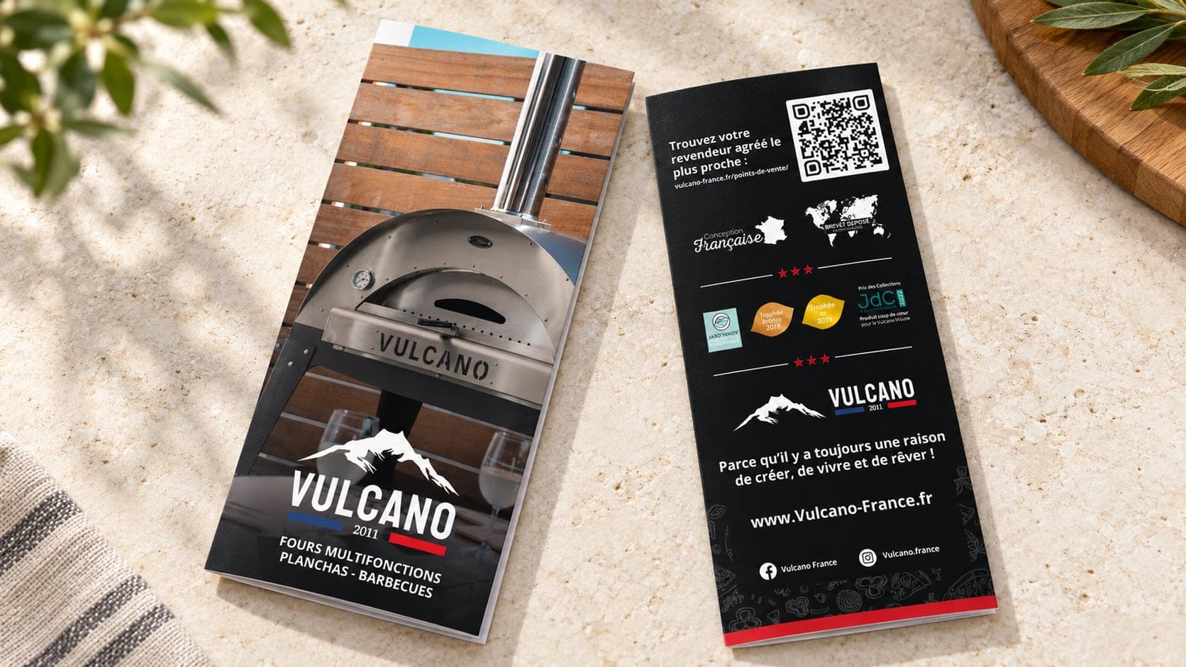 Dépliant Vulcano plié, avec couverture et dos visibles