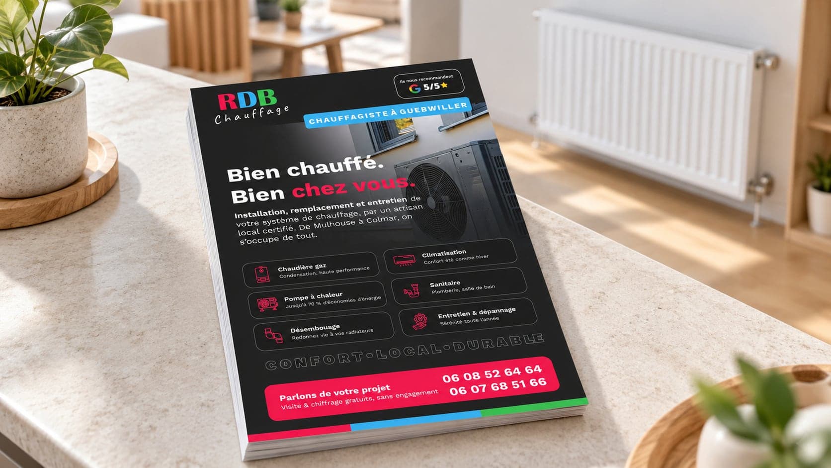 Recto du flyer RDB Chauffage sur un comptoir, avec l'accroche Bien chauffé. Bien chez vous.