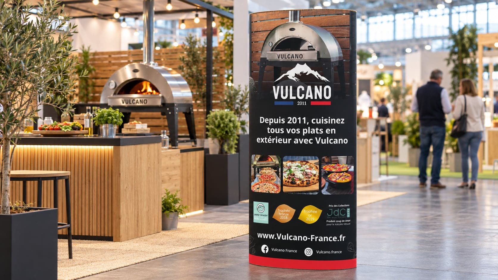 Totem en carton Vulcano mis en scène sur un stand de foire