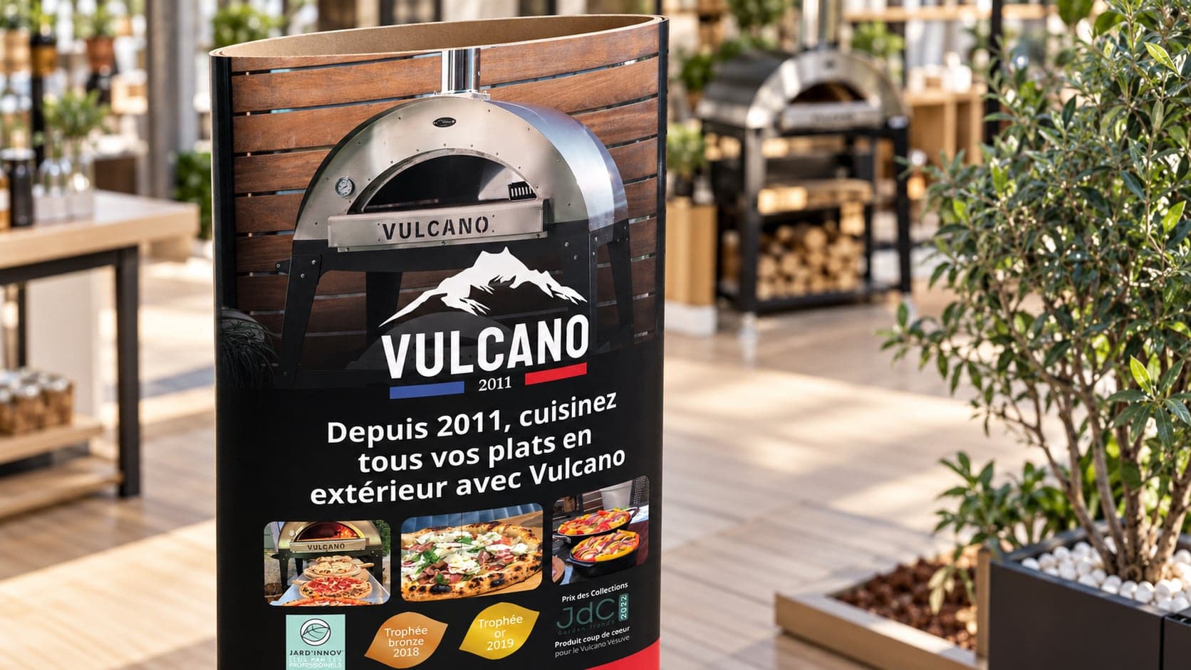 Vue rapprochée du graphisme et de la courbure du totem en carton Vulcano