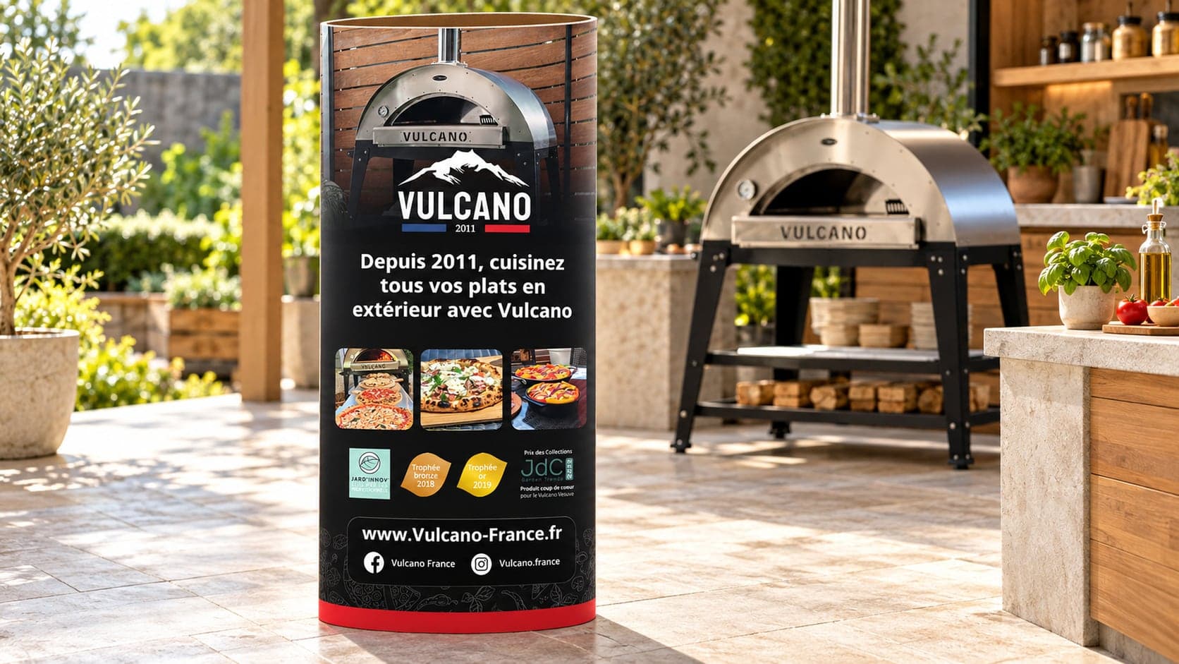 Mise en scène du totem elliptique Vulcano dans un showroom de cuisson extérieure